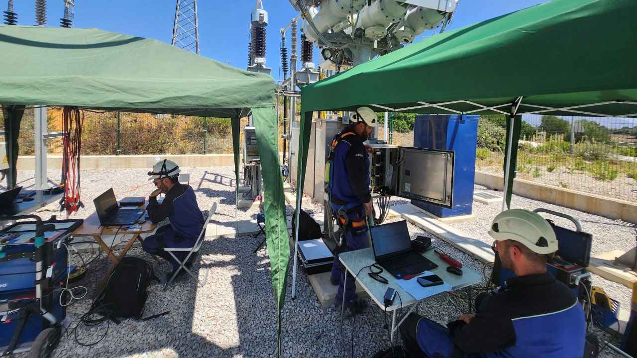 Nuestro equipo, durante un ensayo predictivo a módulos híbridos de ABB, en el que se efectúan pruebas de tangente delta y capacidad, resistencia de aislamiento, resistencia de contacto estática y dinámica del interruptor, sincronismo entre polos, tiempos de apertura y cierre y consumos de bobinas y motor.